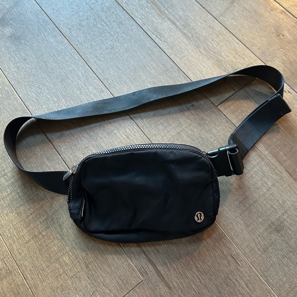 LULULEMON BLACK FANNY PACK